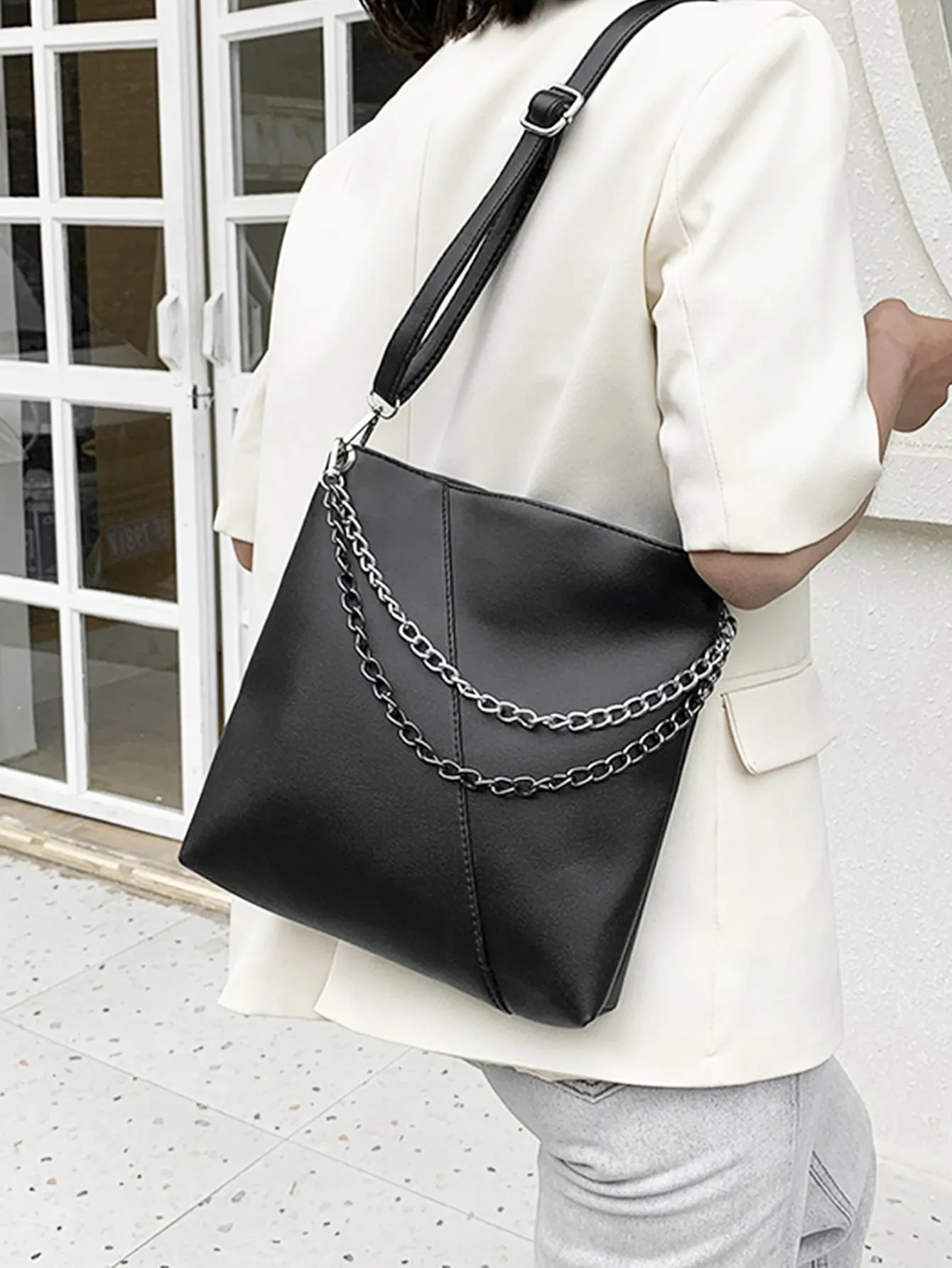 Chain Decor Shoulder Bag